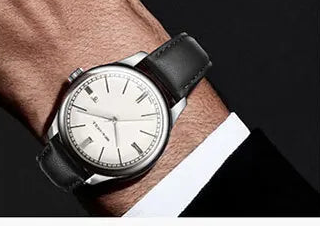 Sea-Gull 6073 prata com couro preto no pulso masculino em uso formal