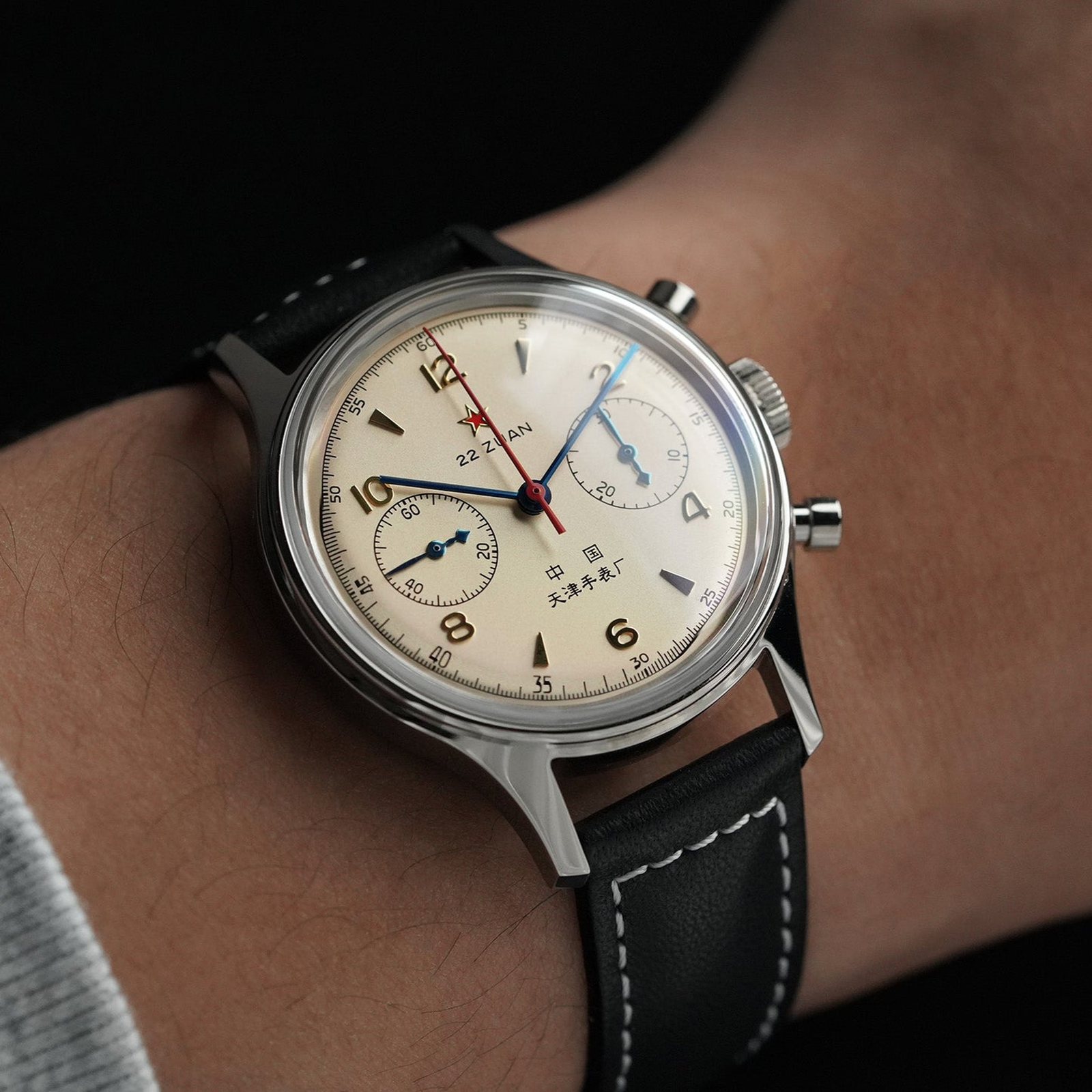 Sea-Gull 1963 Edição 70 Anos champagne no pulso masculino, cronógrafo manual em uso