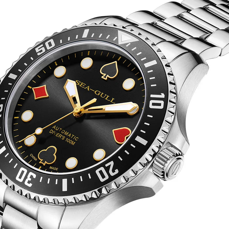 Caixa, bezel e coroa do Sea-Gull Poker Master em fundo branco